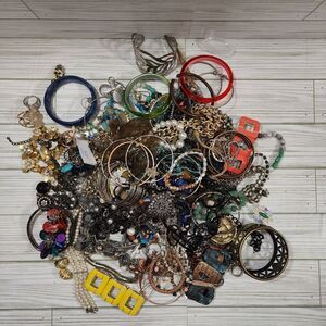 5.44 Pounds Mostly Wearable Bulk Jewelry Necklaces Bracelets Rings Some Signed